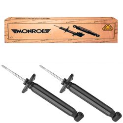 Amortecedores-traseiros-Monroe-para-Santana-84-a-90-compativeis-com-motorista-e-passageiro-em-fundo-de-carro-preto-