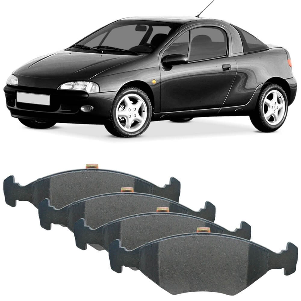 Quatro pastilhas de freio com um Chevrolet Tigra ao fundo em destaque sobre fundo branco