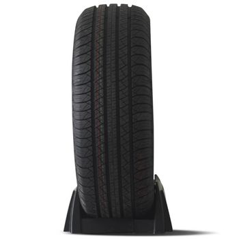 Kit-com-4-pneus-Windforce-Aro-17-modelo-Performax-235-60R17-102H-exibidos-em-suporte--Ideal-para-desempenho-em-estradas-